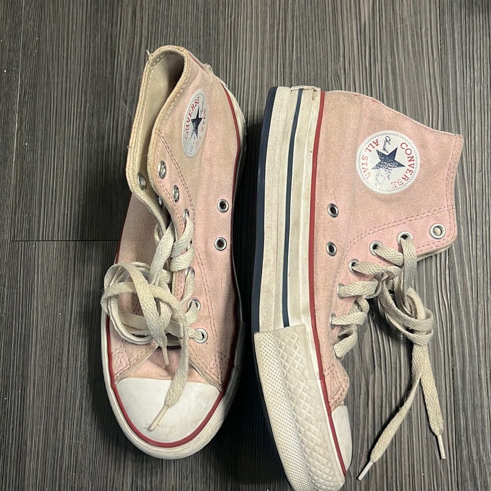 Size US 3 pink Chuck Taylors